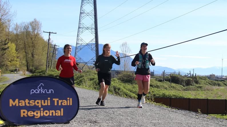 Runners at Matsqui Trail Regional parkrun