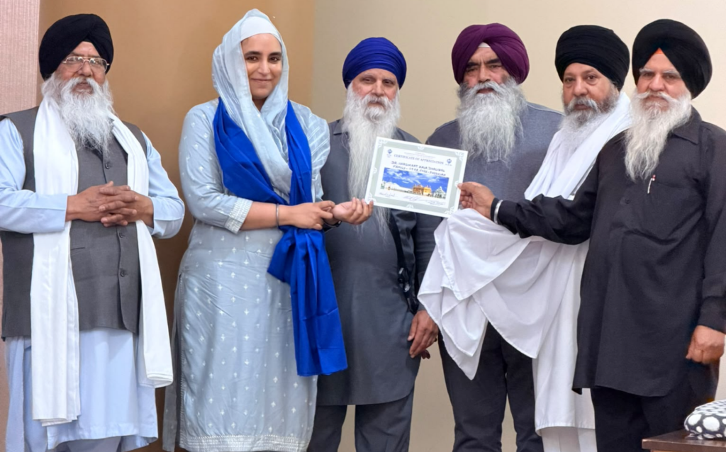 Dr. Harsimrat Kaur Dhaliwal Honoured by Gurdwara Sahib Kalgidhar Darbar